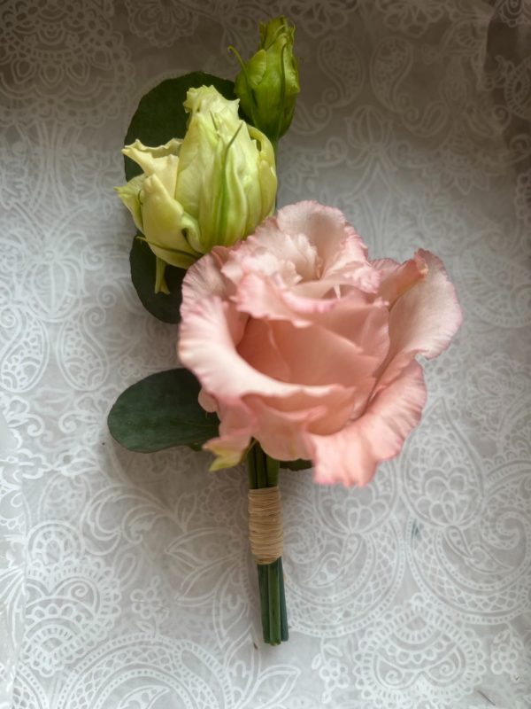 Buttonhole-with-lisianthus